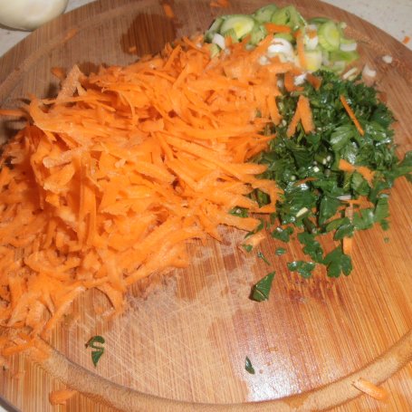Krok 2 - Szczupak faszerowany warzywami  natarty solą pieczony w śmietance foto