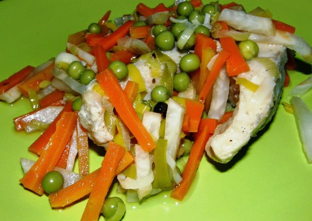 Fotografia przedstawiająca szczupak parzony z warzywami