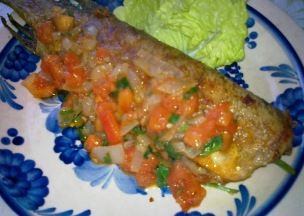 Fotografia przedstawiająca szczupak w pomidorowo-cebulowym sosie