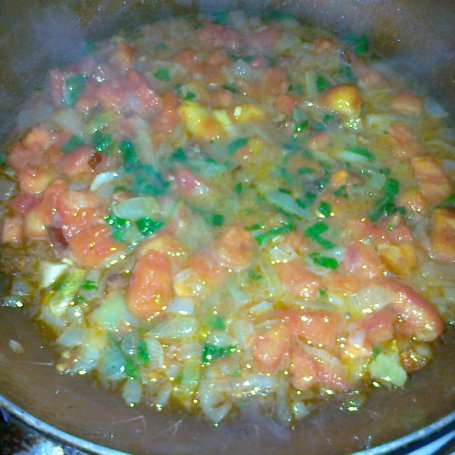Krok 3 - szczupak w pomidorowo-cebulowym sosie foto