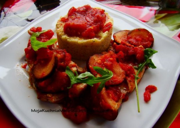 Fotografia przedstawiająca Szczupak zapiekany w pomidorach z kaszą jaglaną