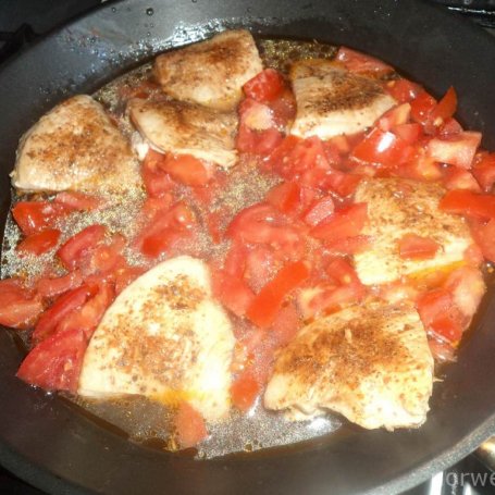 Krok 6 - Sznycle z indyka duszone z pomidorami i pestkami dyni :) foto