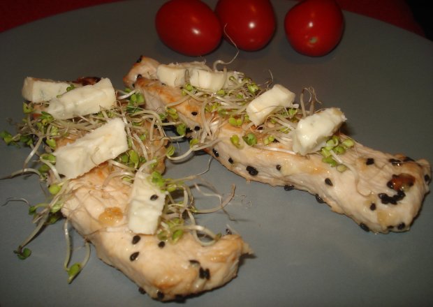 Fotografia przedstawiająca Sznycle z indyka zaserwowane z Gorgonzolą i kiełkami brokuła