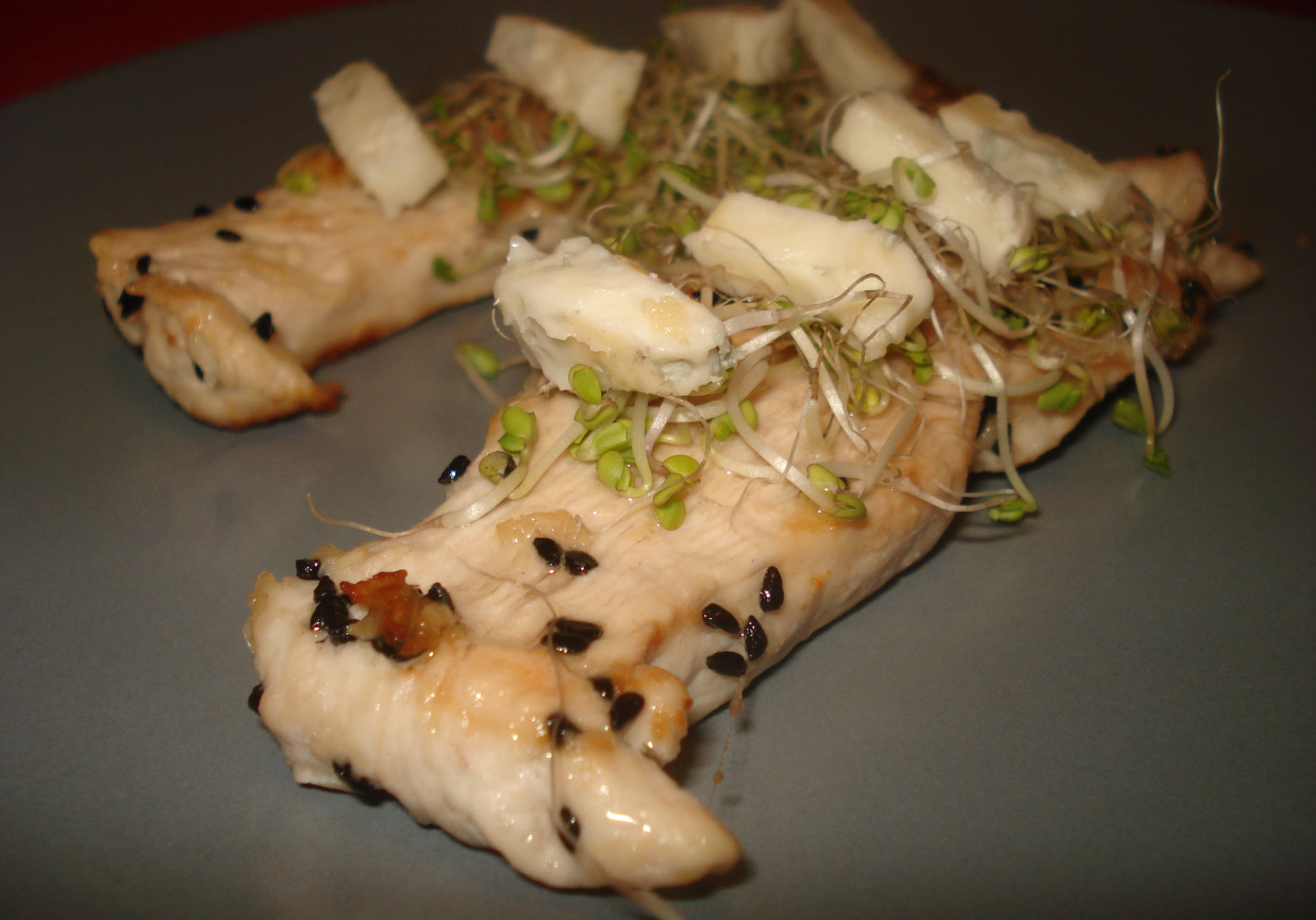 Sznycle z indyka zaserwowane z Gorgonzolą i kiełkami brokuła foto