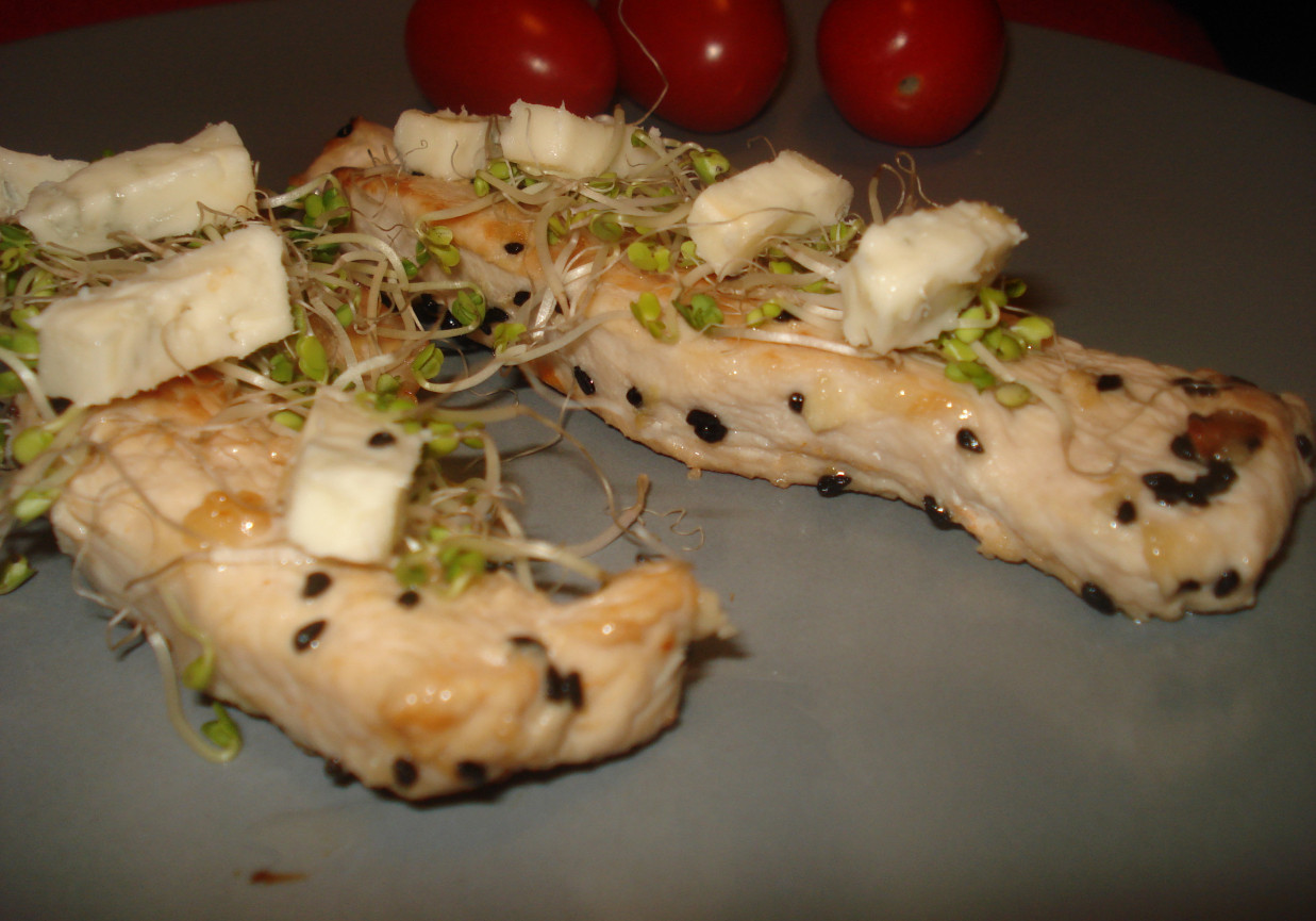 Sznycle z indyka zaserwowane z Gorgonzolą i kiełkami brokuła foto