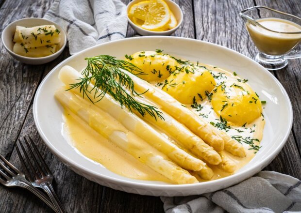 Fotografia przedstawiająca Szparagi białe z sosem holenderskim