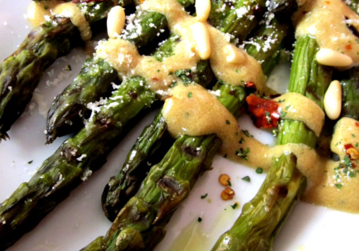 Szparagi  grillowane z sosem musztardowym foto