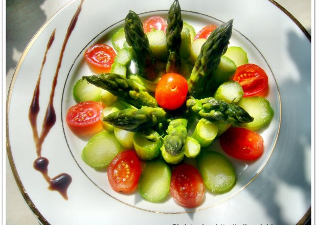 Fotografia przedstawiająca Szparagi moja druga miłość - zielone szparagi z sosem balsamicznym z Modeny