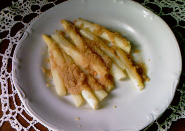 Fotografia przedstawiająca Szparagi na ciepło z tarta bułką na maśle