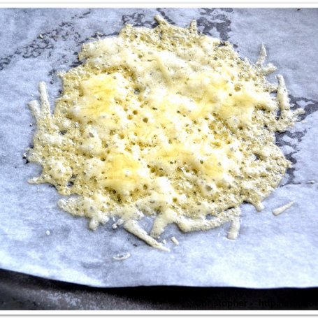 Krok 3 - Szparagi na sałatce z jajkiem w parmezanowym koszyczku. foto