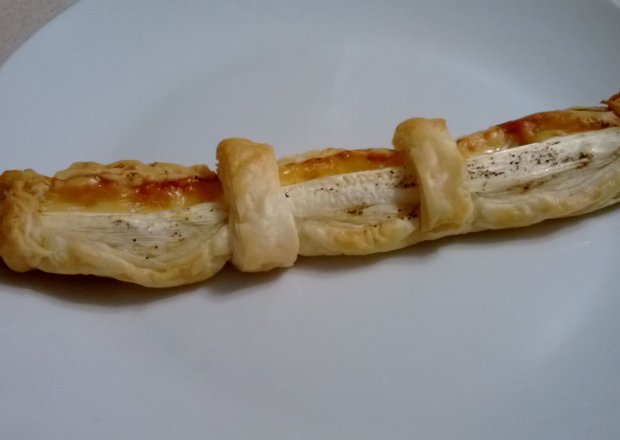 Fotografia przedstawiająca Szparagi w cieście francuskim z serem radamer wędzonym
