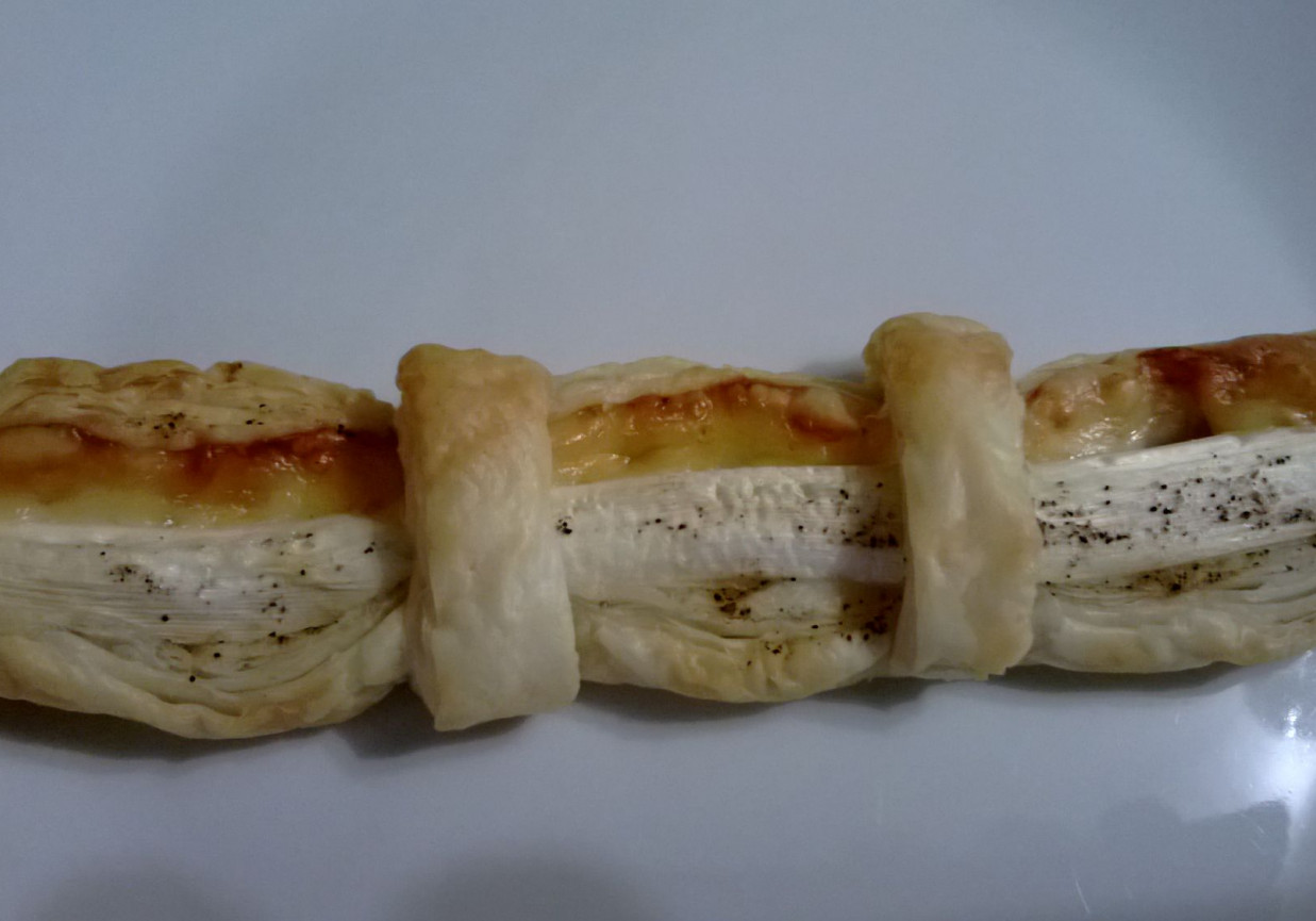Szparagi w cieście francuskim z serem radamer wędzonym foto