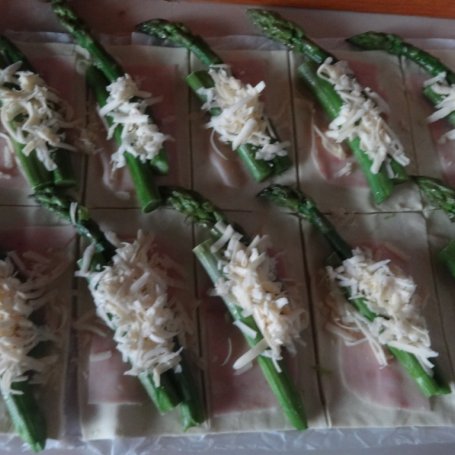 Krok 3 - Szparagi w cieście francuskim z szynką i serem foto