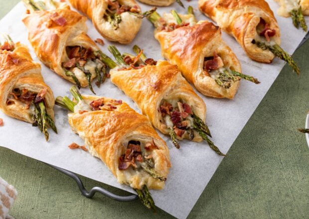 Fotografia przedstawiająca Szparagi w cieście francuskim z szynką i serem