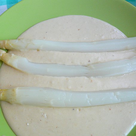 Krok 2 - Szparagi w cieście serowym z sosem foto