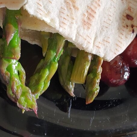 Krok 3 - Szparagi w picie i smażone winogrona foto