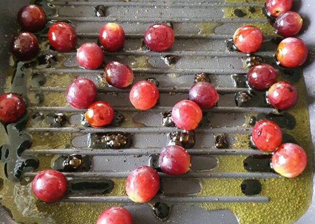 Fotografia przedstawiająca Szparagi w picie i smażone winogrona