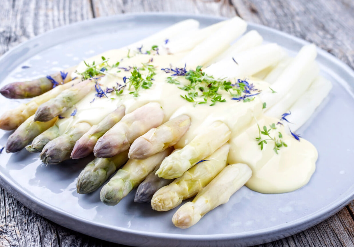 Szparagi w sosie beszamelowym foto