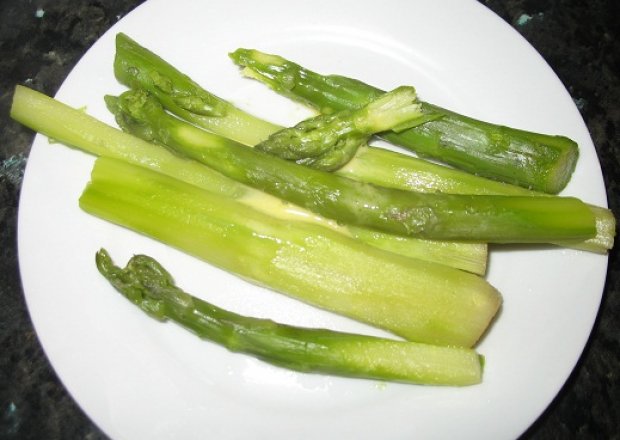 Fotografia przedstawiająca Szparagi w sosie cytrynowym