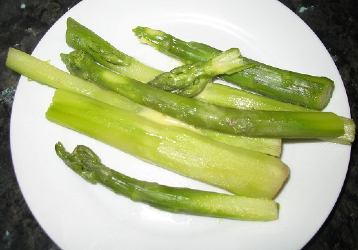 Szparagi w sosie cytrynowym foto