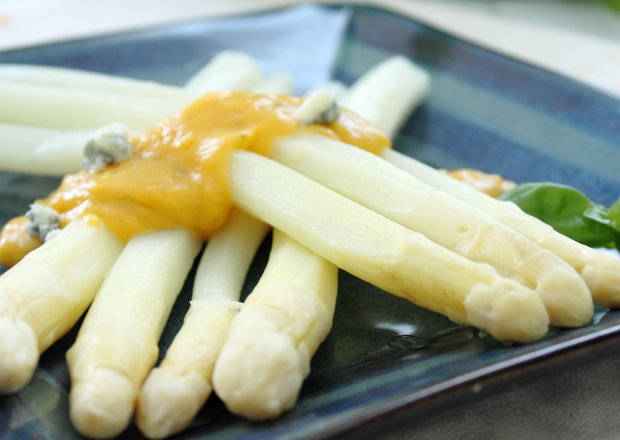 Fotografia przedstawiająca Szparagi w sosie holenderskim z gorgonzolą