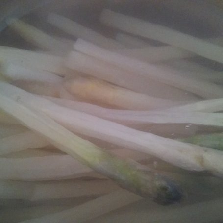 Krok 1 - Szparagi w sosie serowo - porowym foto