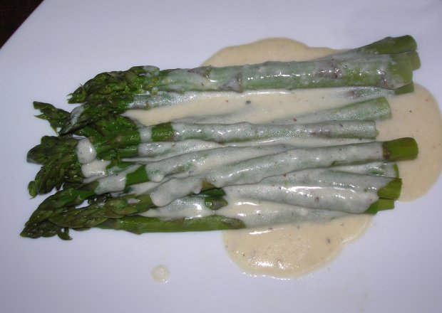 Fotografia przedstawiająca Szparagi w sosie serowym