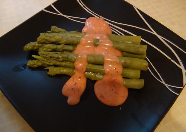 Fotografia przedstawiająca Szparagi w sosie szafranowym