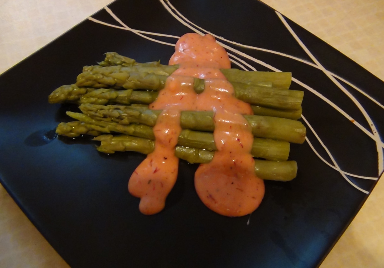 Szparagi w sosie szafranowym foto