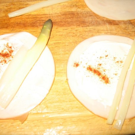 Krok 2 - Szparagi w szynce foto