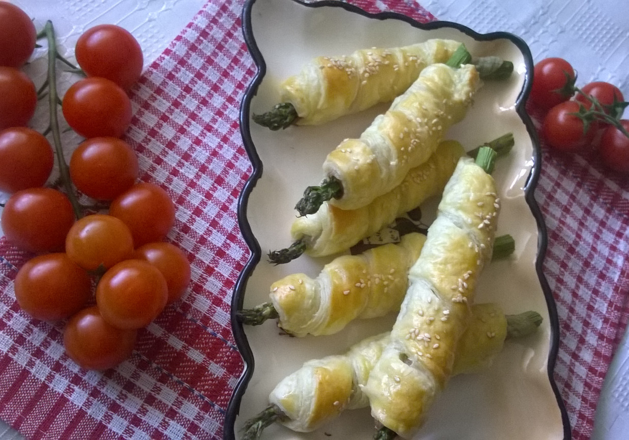 Szparagi z boczkiem w cieście francuskim foto