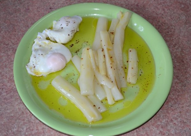 Fotografia przedstawiająca Szparagi z jajkiem lanym i masłem klarowanym