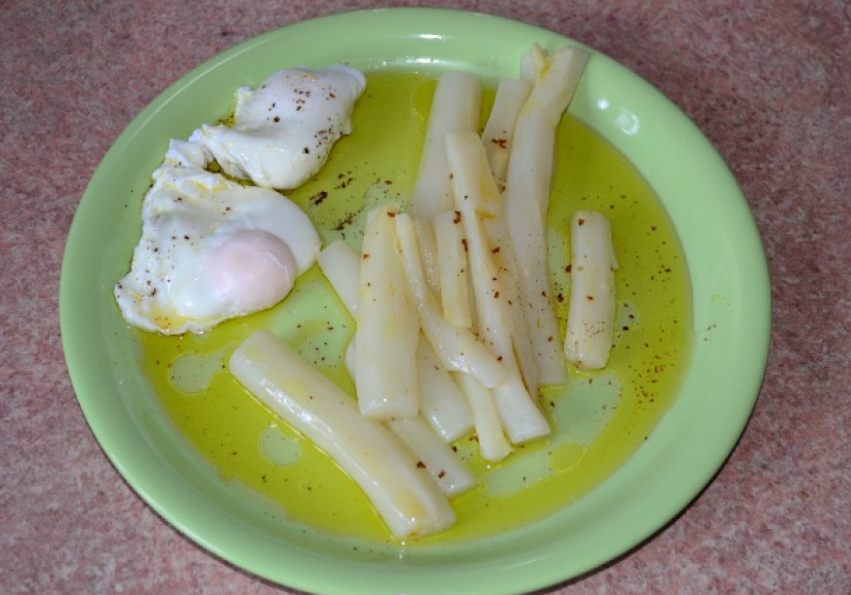 Szparagi z jajkiem lanym i masłem klarowanym foto