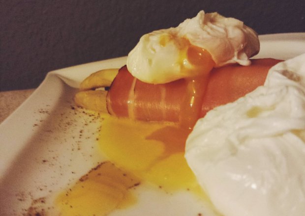 Fotografia przedstawiająca Szparagi z jajkiem poszetowym i sosem holenderskim