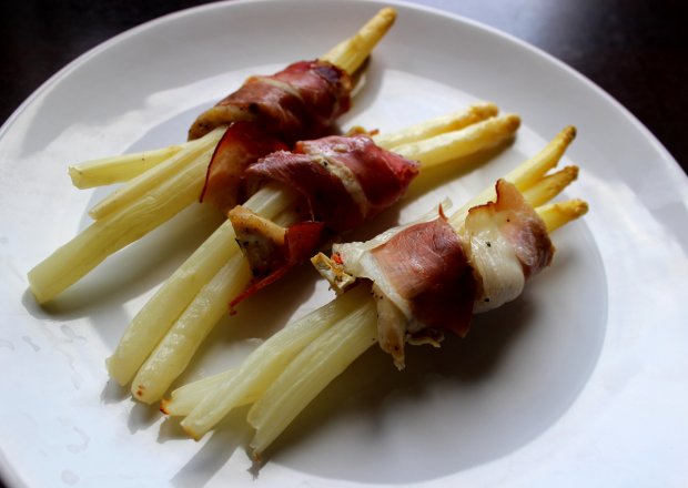 Fotografia przedstawiająca Szparagi z kurczakiem, szynką szwarcwaldzką i camembert