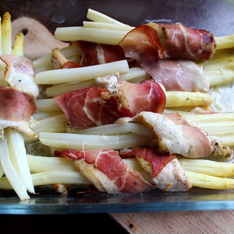 Krok 4 - Szparagi z kurczakiem, szynką szwarcwaldzką i camembert foto