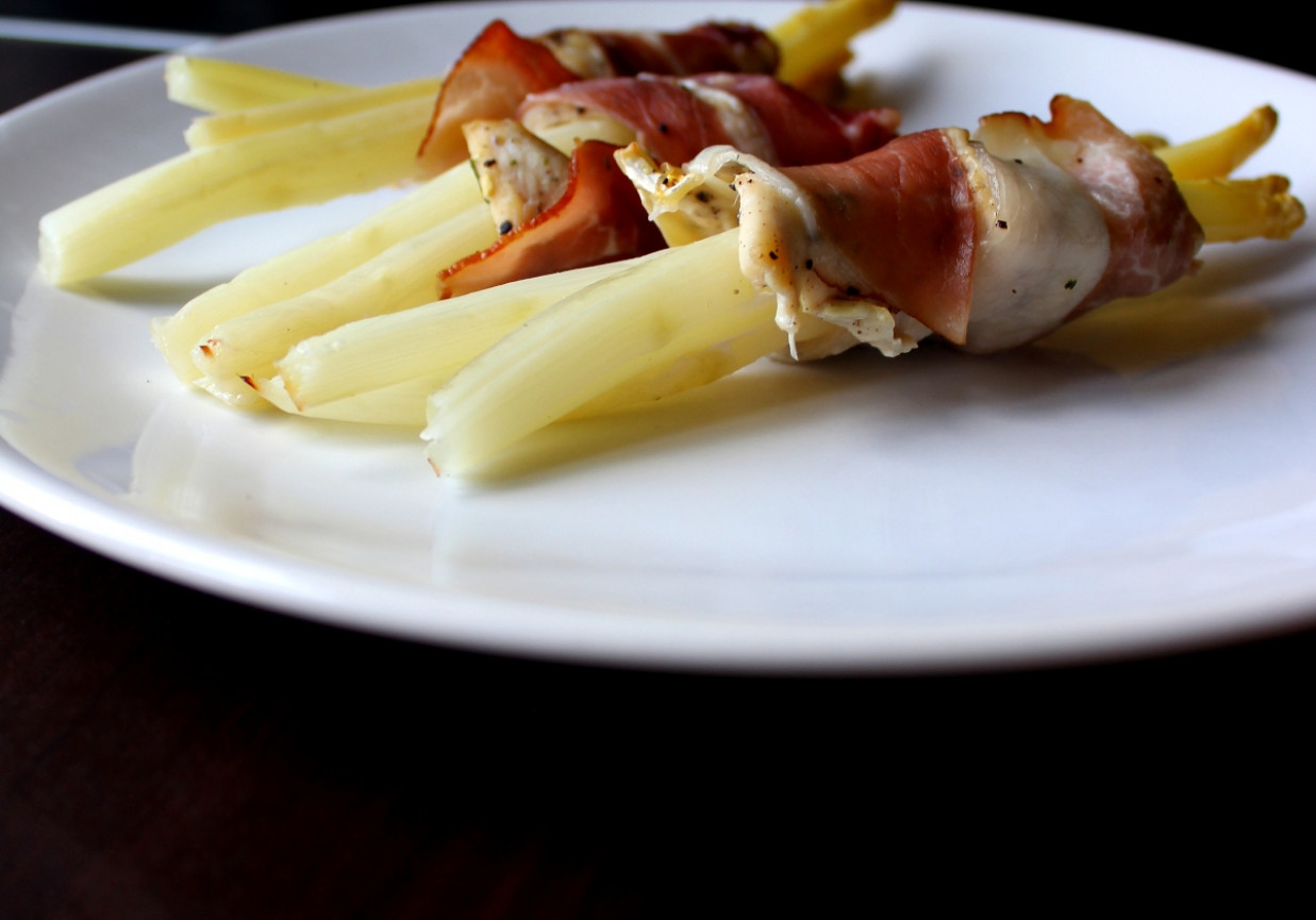 Szparagi z kurczakiem, szynką szwarcwaldzką i camembert foto