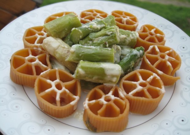 Fotografia przedstawiająca Szparagi z makaronem