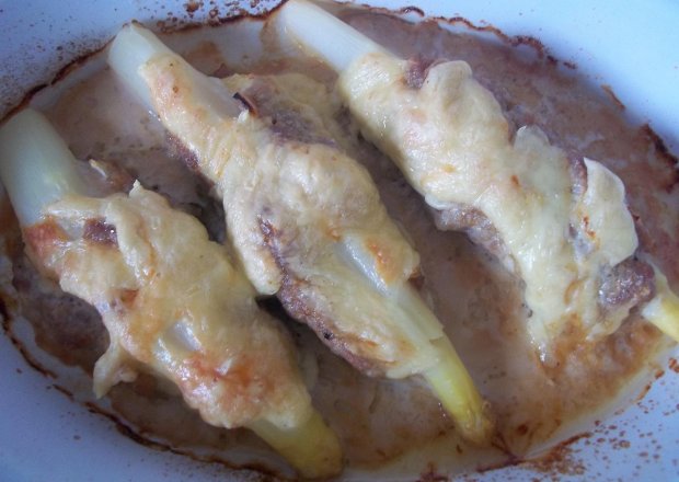 Fotografia przedstawiająca Szparagi z mięsem mielonym