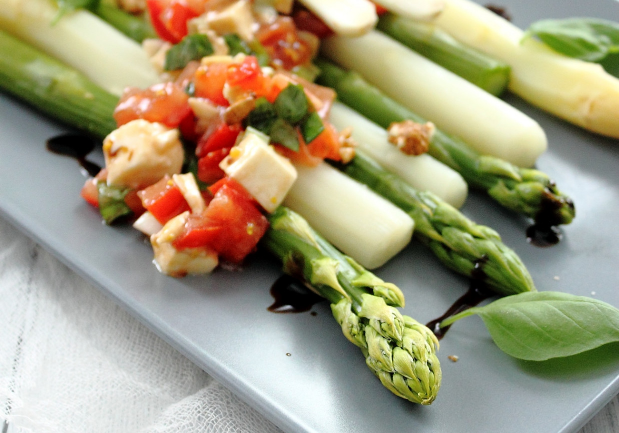 Szparagi z salsą pomidorową foto