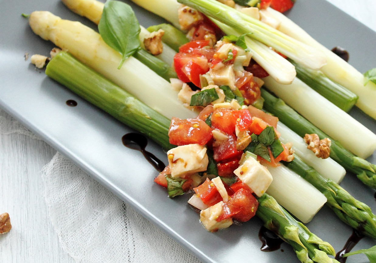 Szparagi z salsą pomidorową foto