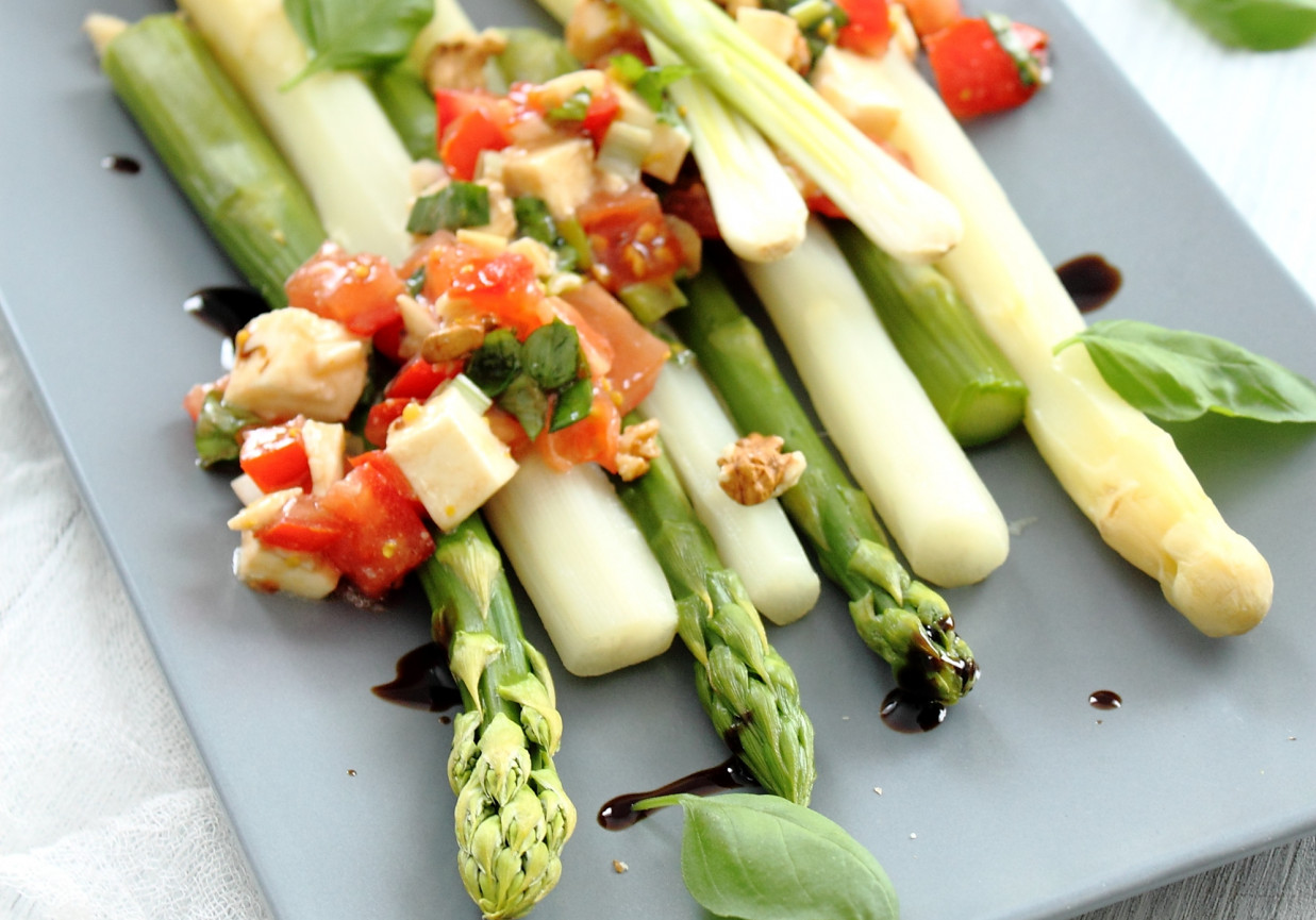 Szparagi z salsą pomidorową foto