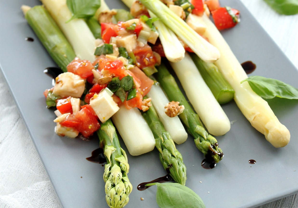 Szparagi z salsą pomidorową foto
