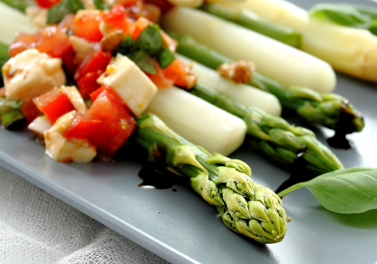 Szparagi z salsą pomidorową foto