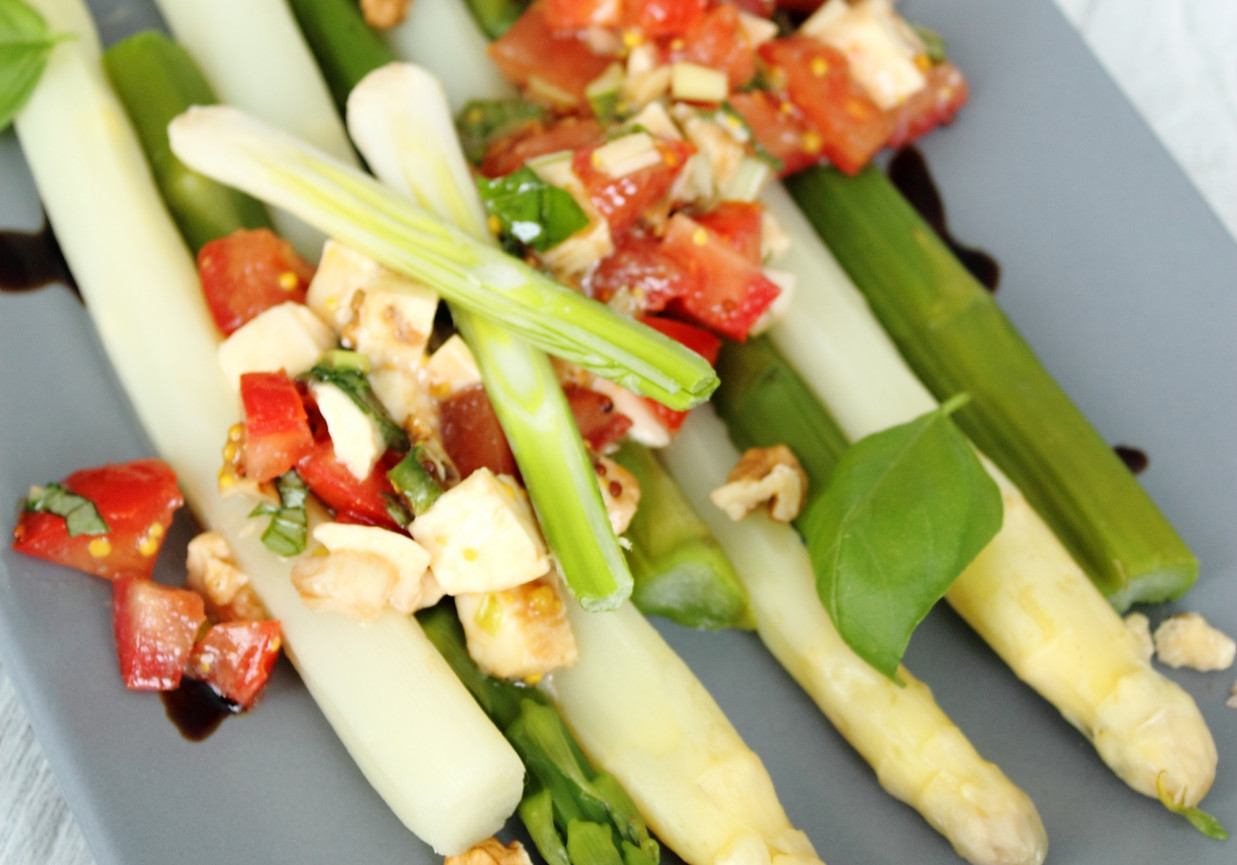 Szparagi z salsą pomidorową foto
