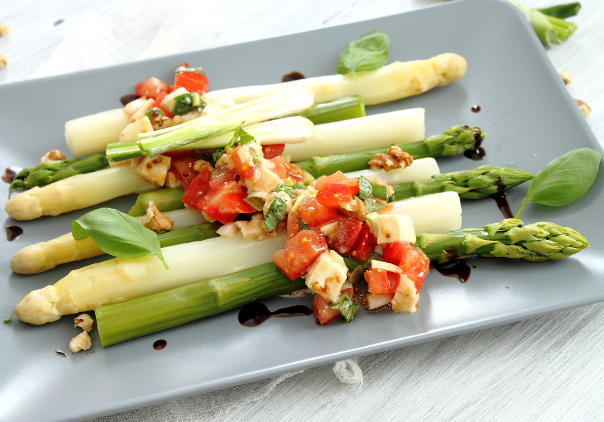 Szparagi z salsą pomidorową foto