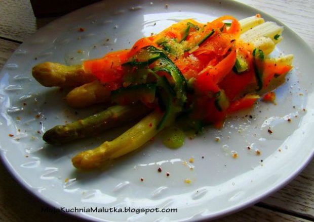 Fotografia przedstawiająca Szparagi z smażonym warzywnym makaronem