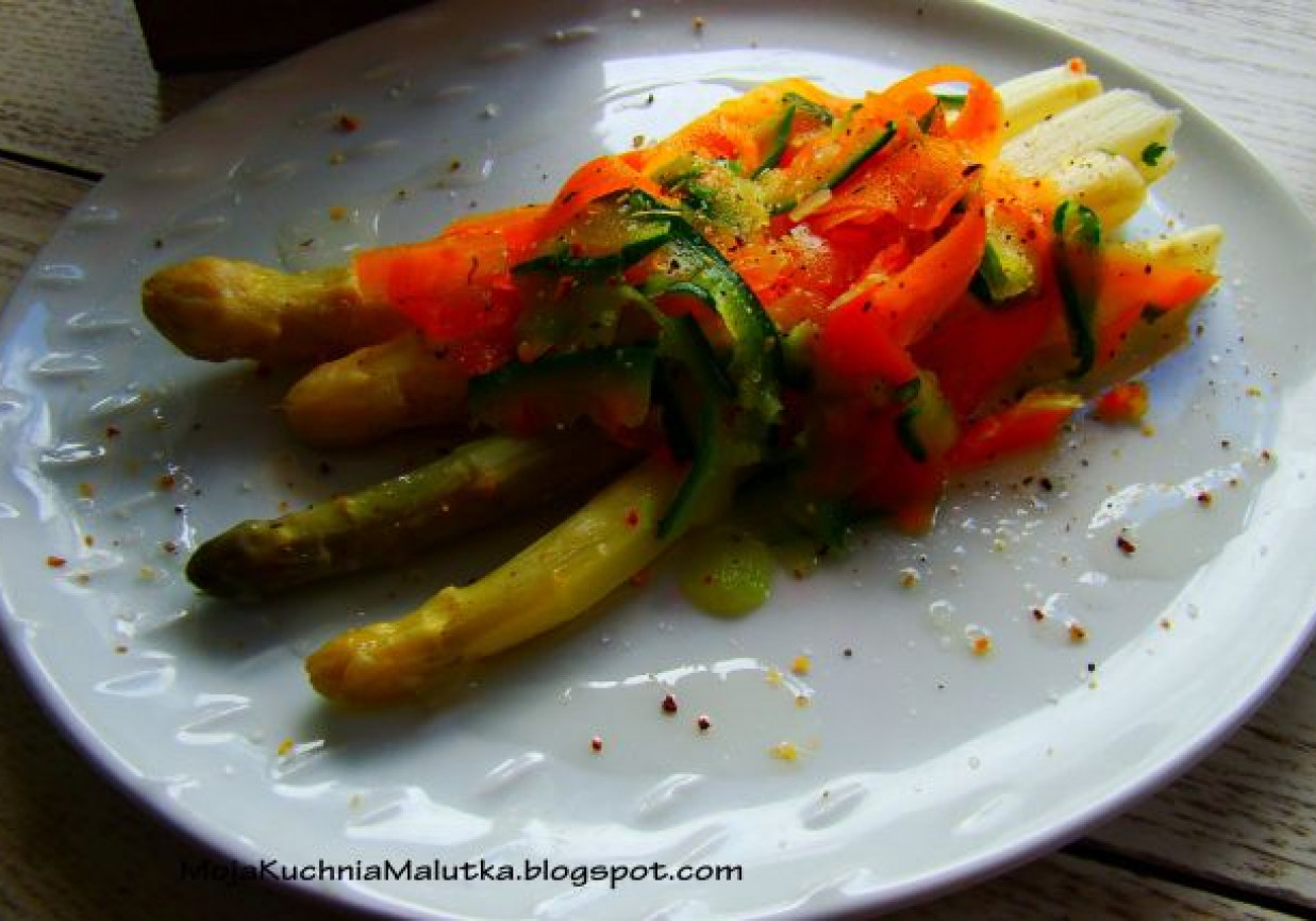 Szparagi z smażonym warzywnym makaronem foto