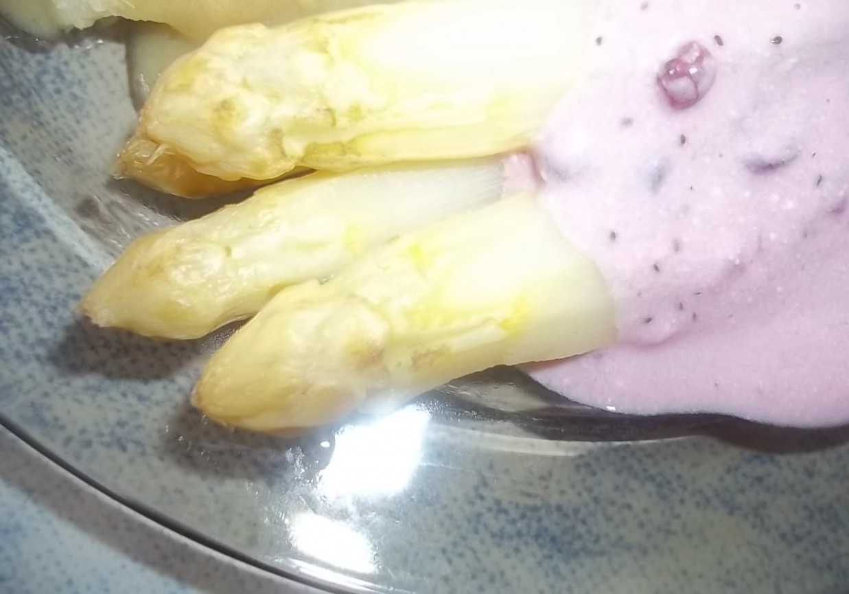Szparagi z sosem borówkowo-śmietanowym foto