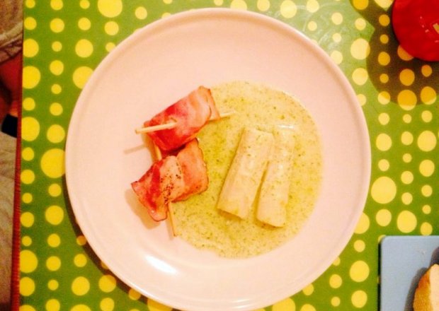Fotografia przedstawiająca Szparagi z sosem i boczkiem